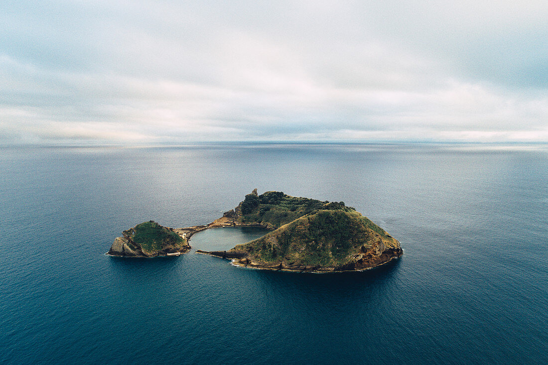 Einsame Insel vor der Küste von Sao Miguel, Sao Miguel, Azoren, Portugal, Atlantischer Ozean
