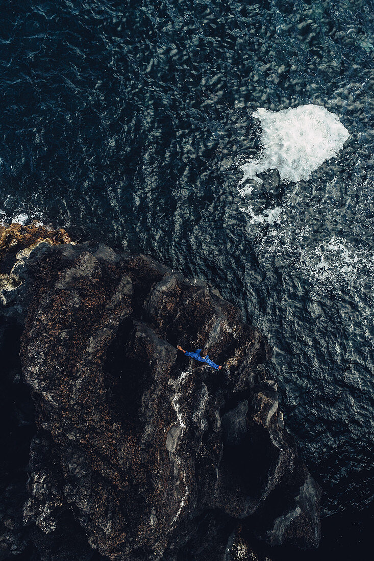 Mann steht auf einer Klippe auf der Insel Pico, Pico, Azoren, Portugal, Atlantik, Europa\n\n