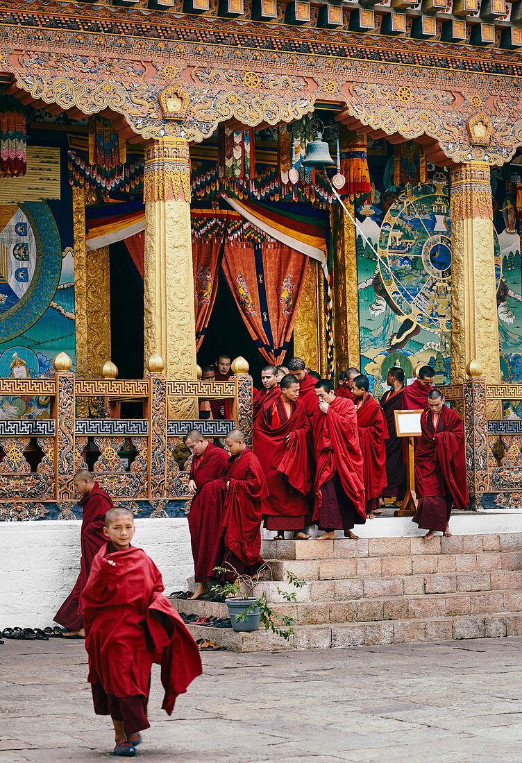 Junge buddhistische Mönche verlassen den Punakha Dzong, Bhutan