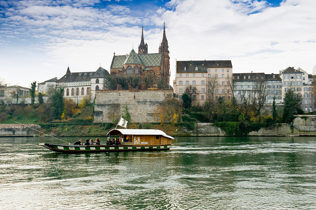 Blick über den Rhein auf das Basler Münster, Basel, Schweiz