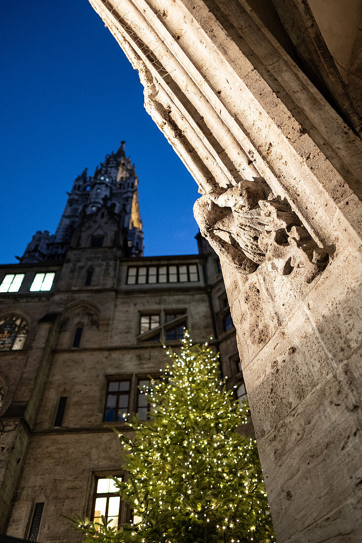 The inner courtyard of the new town hall on Marienplatz with Christmas tree, Munich, Bavaria, Germany