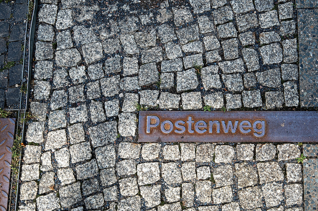 In das Kopfsteinpflaster eingelassene Erinnerungsstreifen an den Postenweg entlang der Berliner Mauer, Bernauer Straße, Berlin, Deutschland