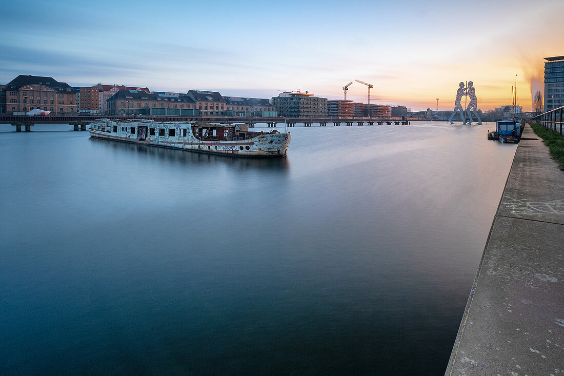 Altes Fahrgastkabinenschiff in der Spree, im Hintergrund der Molecule Man, Alt-Treptow, Berlin, Deutschland 