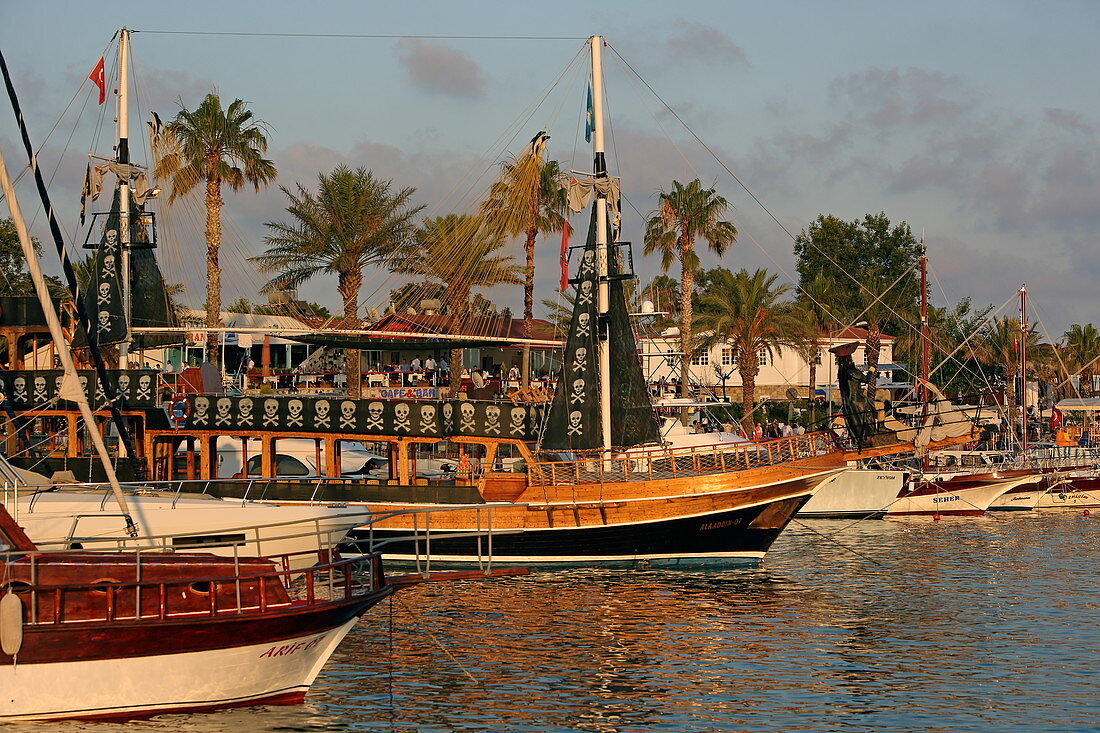 Boote im Hafen von Side, Türkische Riviera, Türkei