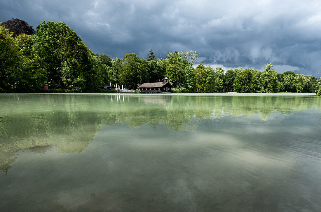 Blick auf das Seehaus am Hinterbrühler See, München, Bayern, Deutschland