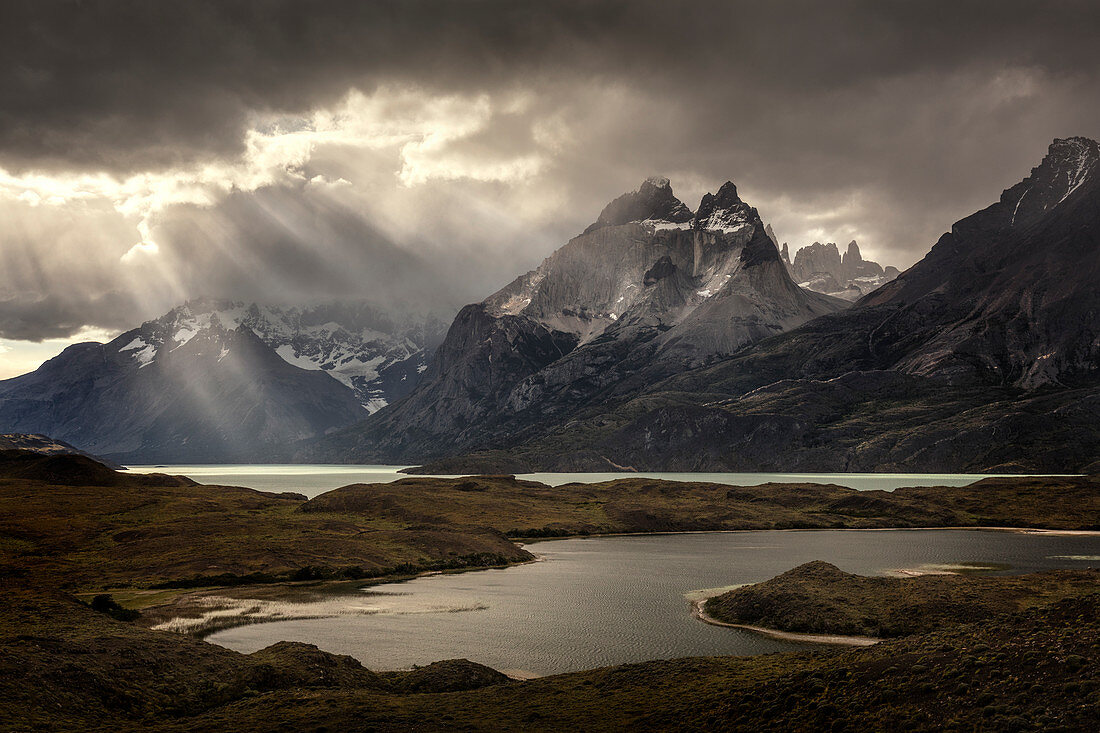 Berge und See, Nordenskjold See, Paine Massiv, Torres del Paine, Nationalpark Torres del Paine, Patagonia, Chile