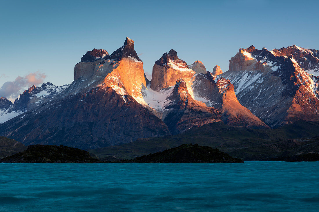 Berge und See, Lake Pehoe, Paine-Massiv, Torres del Paine, Nationalpark Torres del Paine, Patagonia, Chile