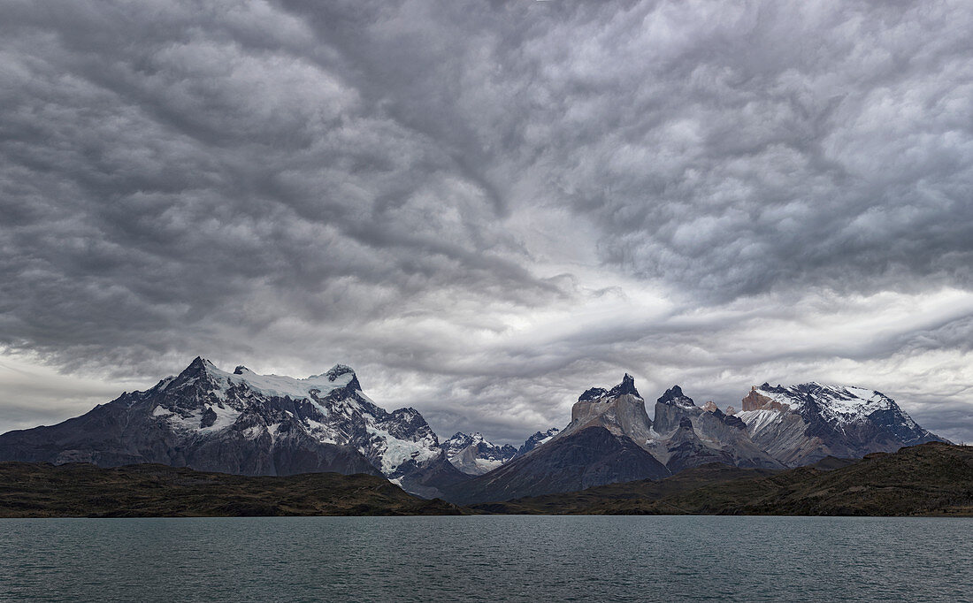 Berg und Sturmwolken, Paine-Massiv, Torres Del Paine, Nationalpark Torres Del Paine, Patagonia, Chile