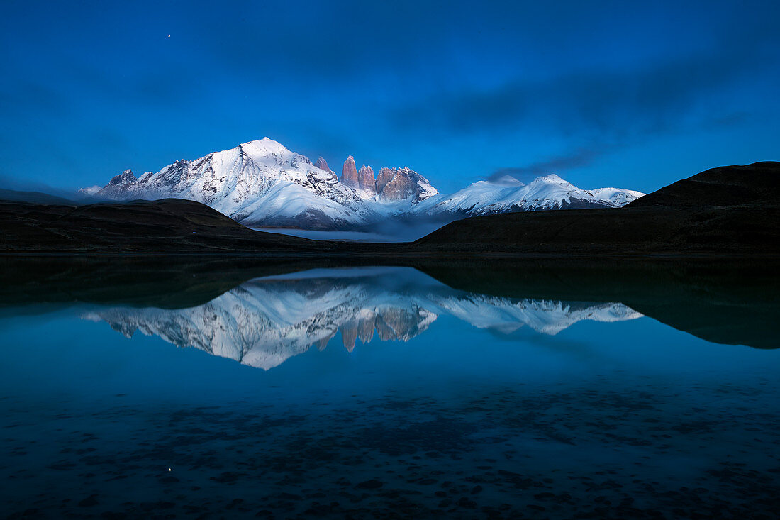 Berge und See, Azul-Lagune, Paine-Massiv, Torres del Paine, Nationalpark Torres del Paine, Patagonia, Chile