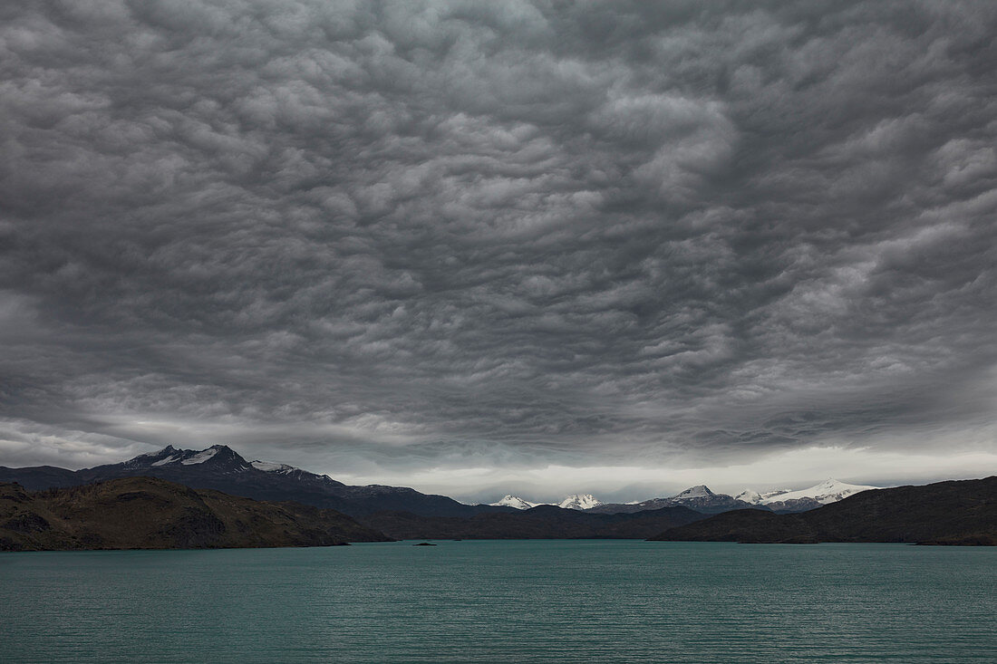 Berge und See, See Pehoe, Nationalpark Torres Del Paine, Patagonia, Chile