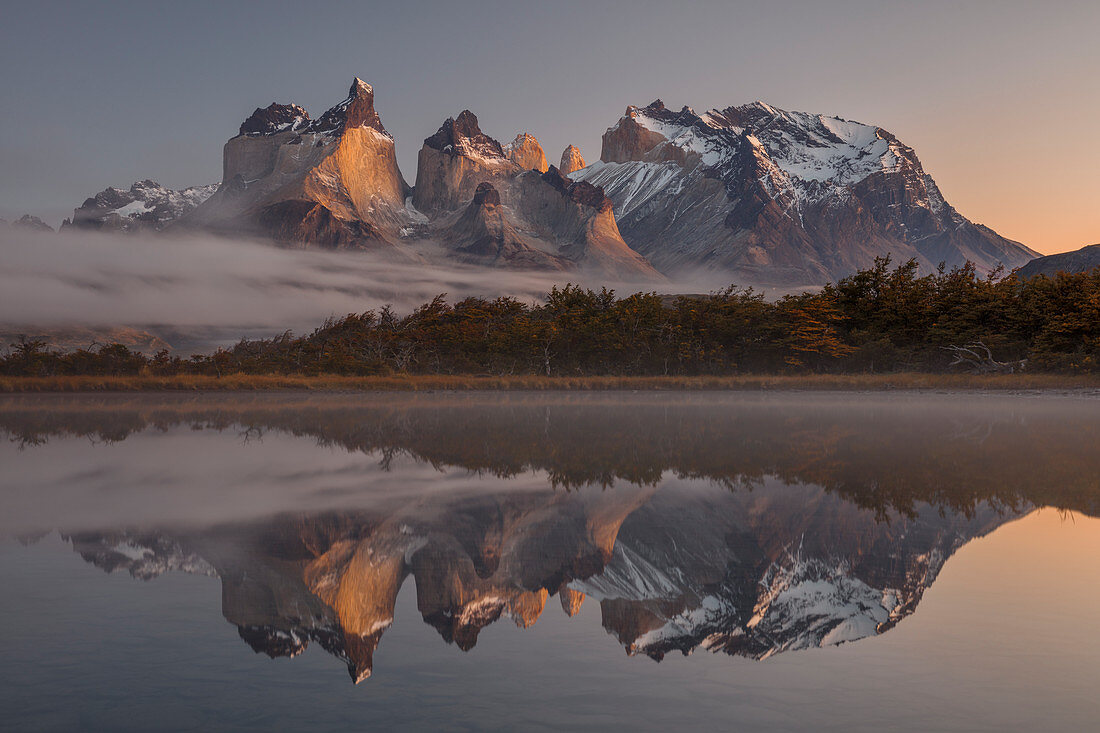Berge reflektierten sich im See, Paine Massif, Nationalpark Torres Del Paine, Torres Del Paine, Patagonia, Chile