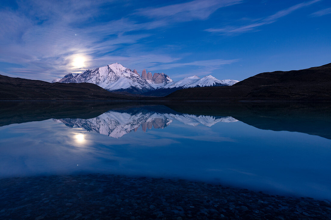 Berge und Mond reflektierten sich im See, im Paine-Massiv, in Torres Del Paine, in Nationalpark Torres Del Paine, Patagonia, Chile