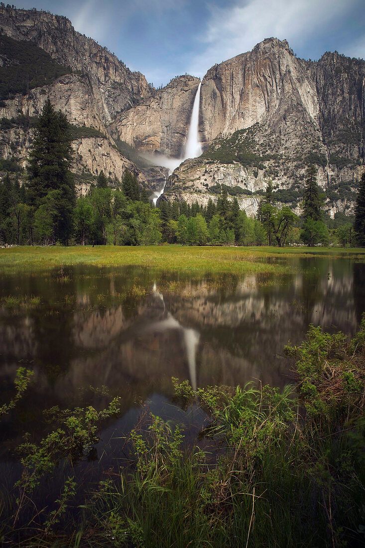 Wasserfall reflektiert sich auf überschwemmter Wiese, Yosemite Falls, Yosemite National Park, Kalifornien