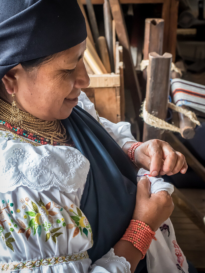Einheimische Frau beim Sticken, Otavalo, Ecuador, Südamerika tut