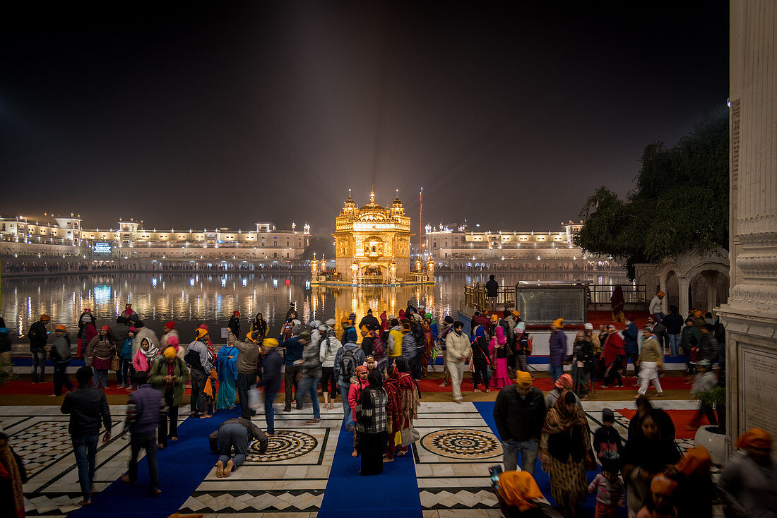 Harmandir Sahib, auch Goldener Tempel genannt, nachts, Amritsar, Punjab, Indien, Asien