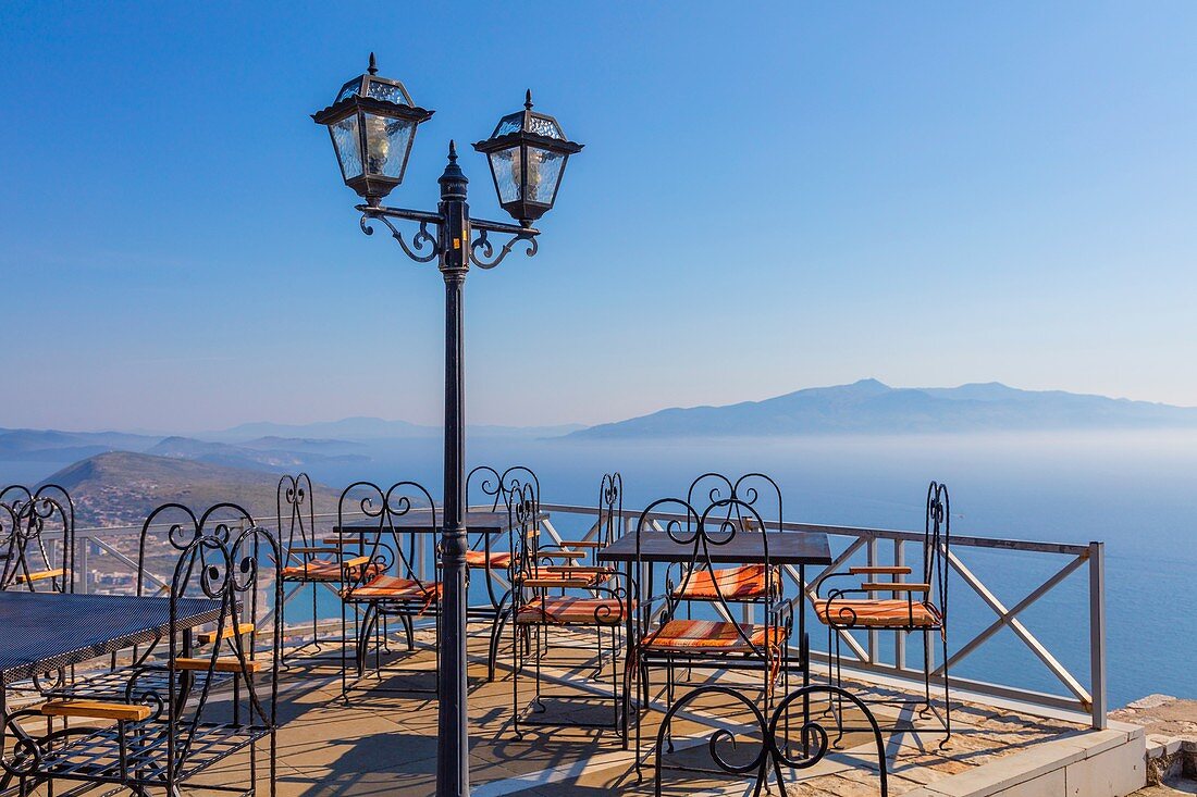 Das Lekursti-Schloss mit Insel Korfu im Hintergrund, Südküste, Albanien, Europa