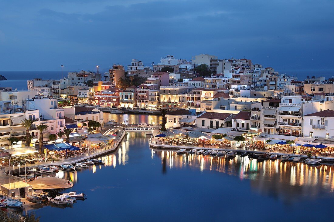 Voulismeni-See und Hafen von Agios Nikolaos, Kreta, griechische Inseln, Griechenland, Europa
