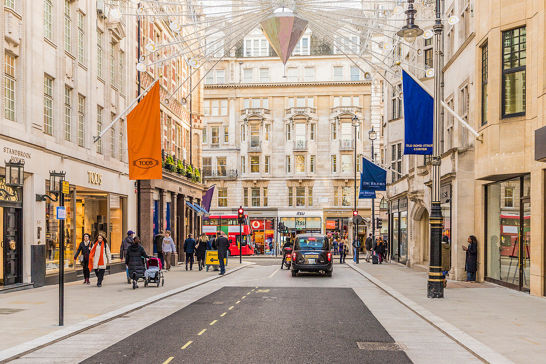 Alte Bond Street in Mayfair mit seinen Luxusgeschäften und eleganten Marken, London, England, Vereinigtes Königreich, Europa