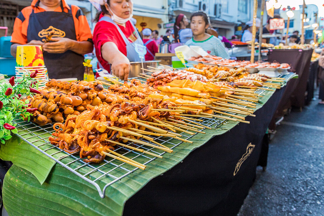 Gegrillte Meeresfrüchte auf dem berühmten Nachtmarkt in der Altstadt von Phuket, Phuket, Thailand, Südostasien, Asien