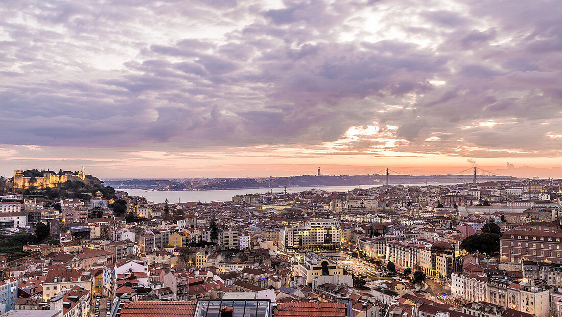 Lissabon Panorama bei Sonnenuntergang