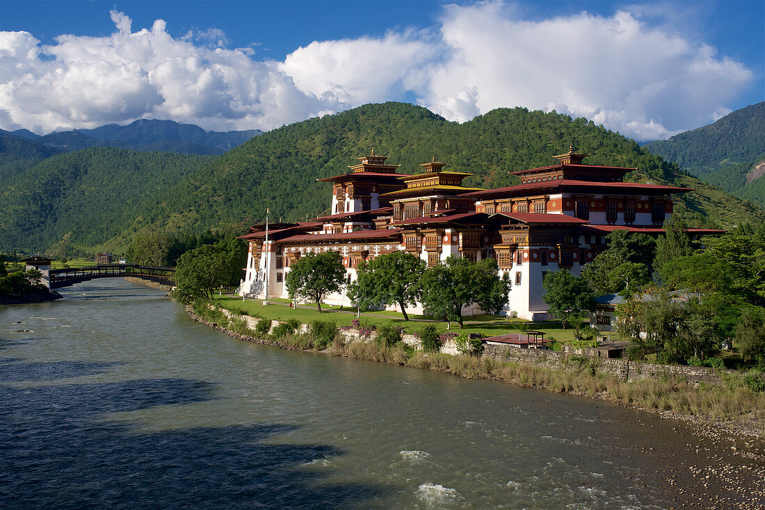 Punakha Dzong am Fluss, Wintersitz des Je Khenpo, zweitgrößter und zweitältester Tempel Bhutans, Punaka, Bhutan, Himalaja, Asien
