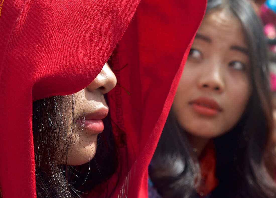 Besucherinnen auf dem Maskenfest, Thimphu Tshechu,  Bhutan, Himalaya, Asien