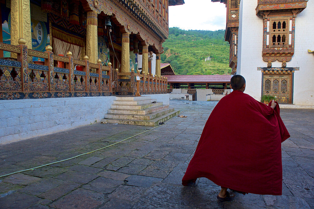 Novice in Punakha Dzong, winter residence of Je Khenpo, second largest and second oldest temple in Bhutan, Punaka, Bhutan, Himalayas, Asia
