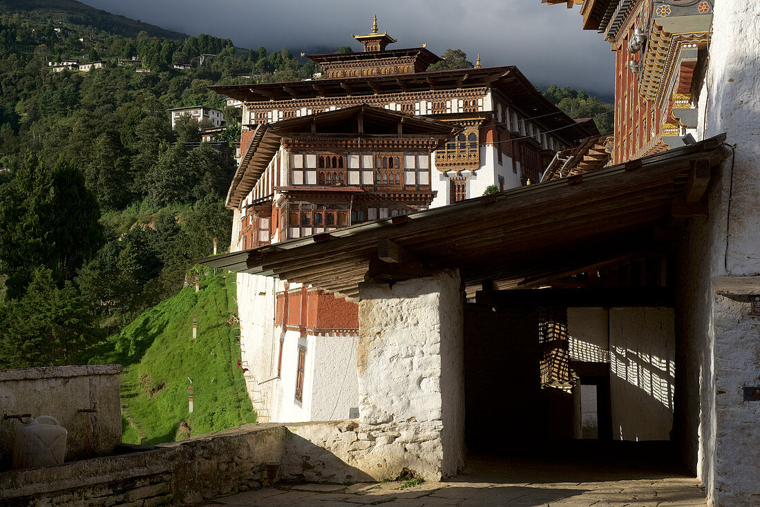 Trongsa Dzong im Sonnenschein am Nachmittag, Bhutan, Himalaya, Asien