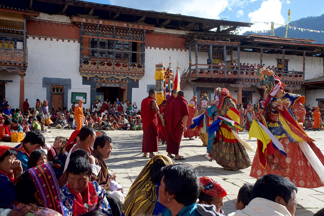 Zuschauer und Tänzer bei Maskentanz, Fest im Kloster Gangteng, Phobjikha Tal, Bhutan, Himalaya, Asien