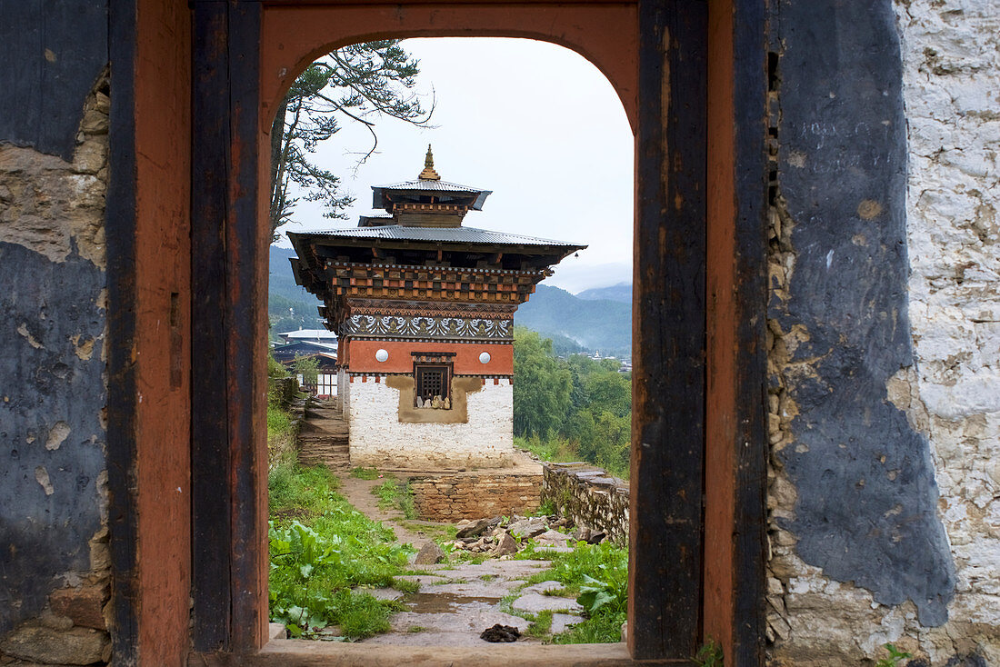 Gate to Chu Dzong below Jakar Dzong in Chamkhar Valley, Bumthang, Bhutan, Himalayas, Asia
