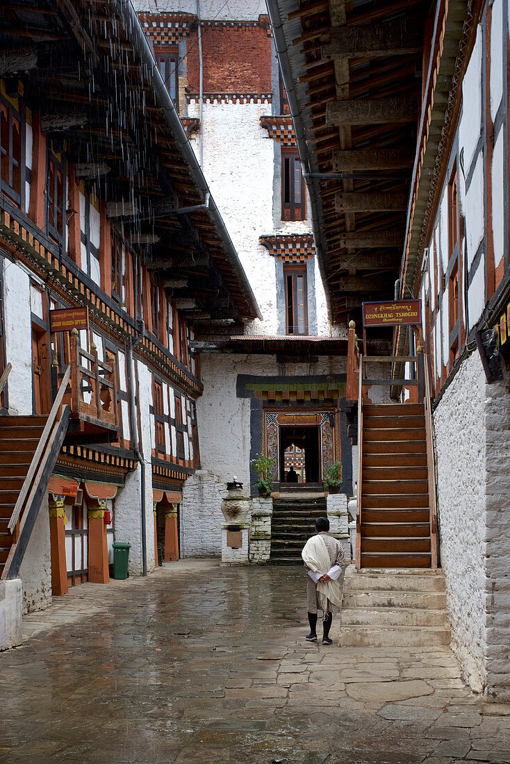 Rain in the courtyard in the Jakar Dzong in the Chamkhar Valley, Bumthang, Bhutan, Himalayas, Asia