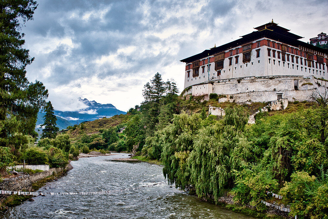 Paro Dzong bzw. Rinpung Dzong über dem Paro Chu, Bhutan, Himalaya, Asien