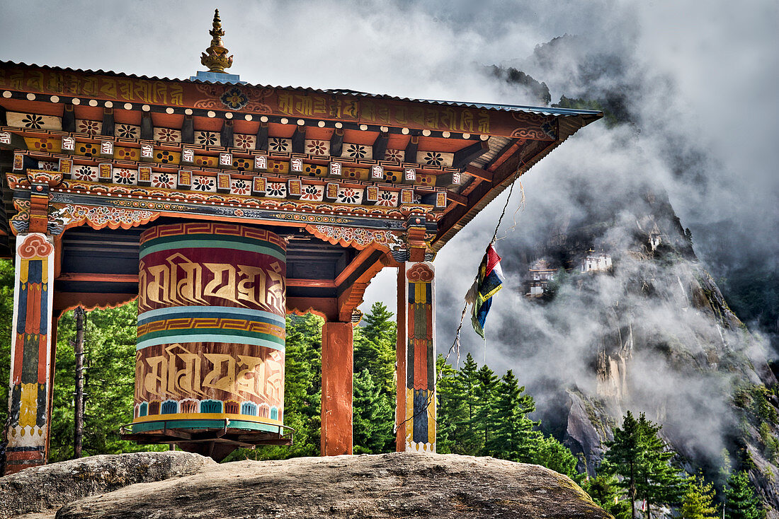 Gebetsmühle, Aufstieg zum Kloster Taktsang oder Tigernest, Parotal, Bhutan, Himalaya, Asien