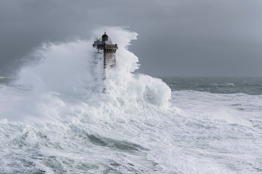 Frankreich, Finistère, Iroise-See, 8. Februar 2014, Britischer Leuchtturm bei stürmischem Wetter während des Sturms Ruth, Phare de la Vieille (Luftaufnahme)