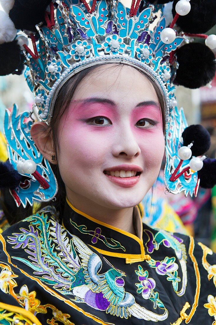Mädchen bei der Parade des Chinesischen Neujahrsfests, Paris, Frankreich