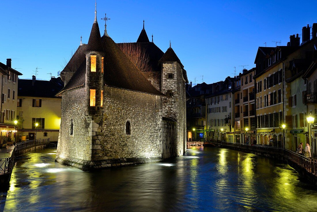 Thiou-Kanal und Palais de l'Isle aus dem 12. Jahrhundert, historisches Museum, Weihnachtsbeleuchtung, Annecy, Haute Savoie, Frankreich