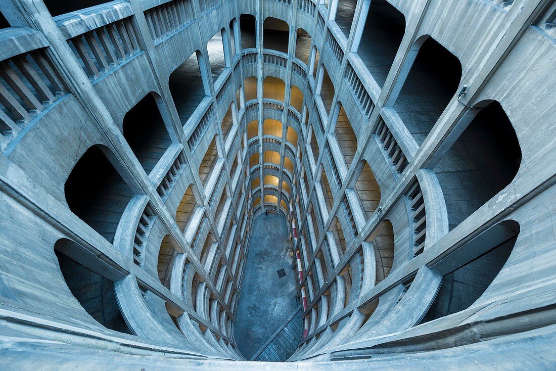 Spiralförmiges Art-Déco Parkhaus (Architekten: Louis und Louis Fumet Noiray), Grenoble, Isère, Frankreich