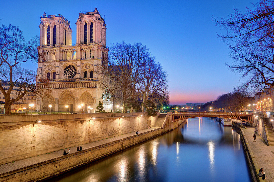 France, Paris, area listed as World Heritage by UNESCO, with Notre-Dame cathedral and the pont (bridge) au Double