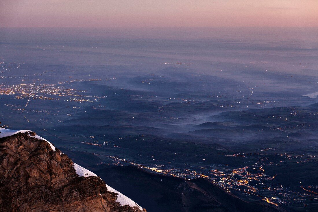 Blick vom Observatorium auf Lichter von Bagneres de Bigorre und Tarbes, Pic du Midi de Bigorre (2877 m), La Mongie, Bagneres de Bigorre, Pyrenäen, Frankreich