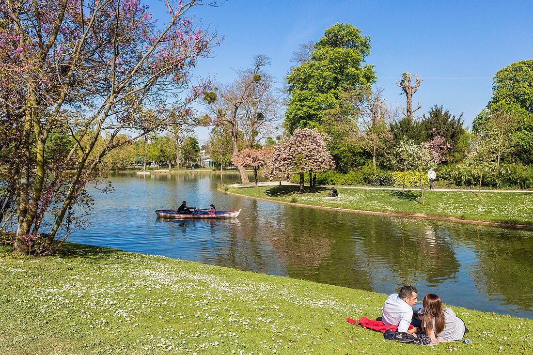 France, Paris, the Bois de Vincennes, the Daumesnil lake in spring