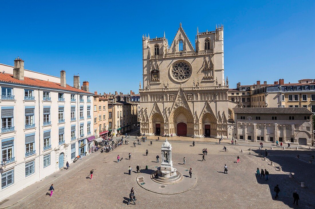 France, Rhone, Lyon, historical site listed as World Heritage by UNESCO, Vieux Lyon (Old Town), Saint Jean District, fountain in Place St Jean