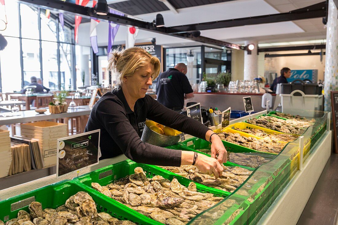 France, Gironde, Arcachon, selling oysters in the covered market