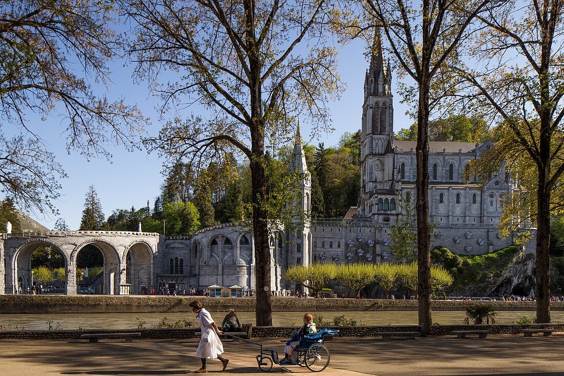 Frankreich, Hautes Pyrenees, Lourdes, Wallfahrtskirche Unserer Lieben Frau von Lourdes, Mariä-Empfängnis-Basilika und Rosenkranz-Basilika