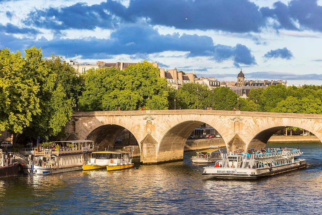 Seine-Ufer, Pont d'Austerlitz, UNESCO Weltkulturerbe, Paris, Frankreich, Binnenschiff