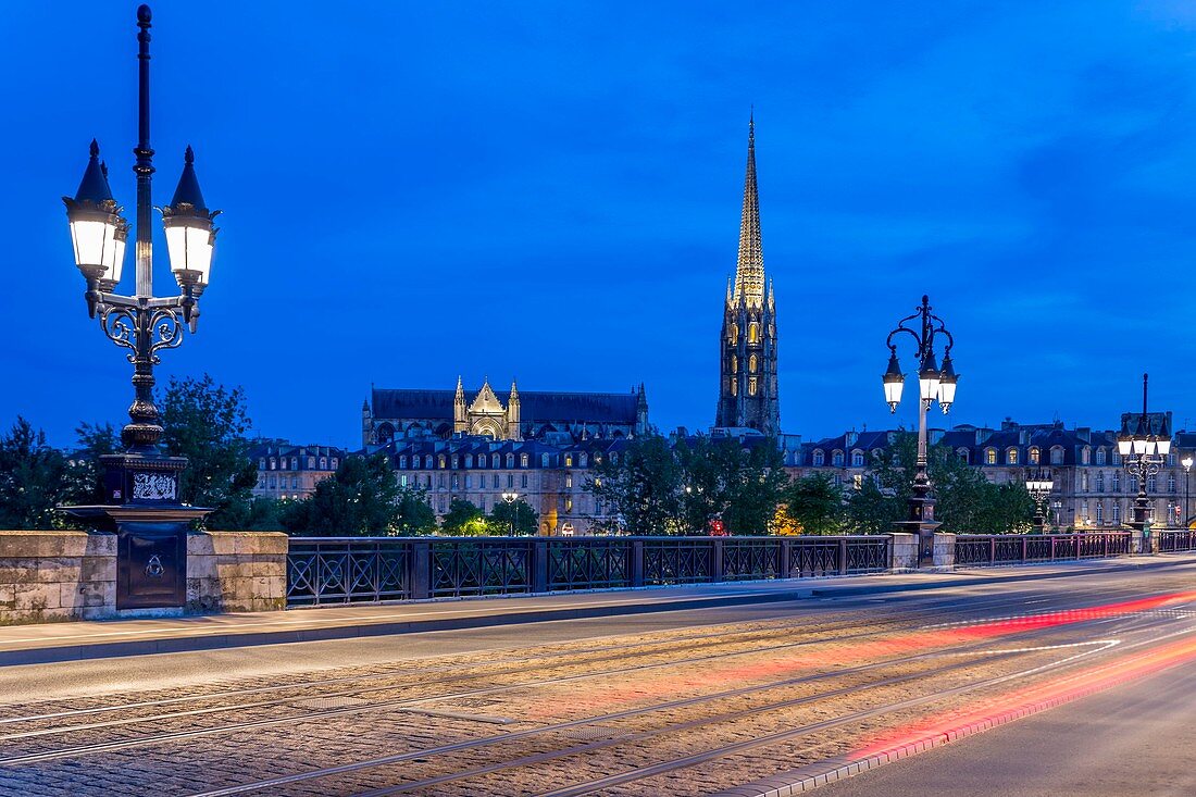 France, Gironde, Bordeaux, area listed as World Heritage by UNESCO, Basilica of Saint Michel from the stone bridge