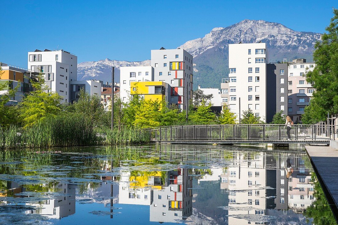 Frankreich, Isère, Grenoble, Ecodistrict de Bonne, Grenoble hat 2009 den National Ecodistrict Grand Prize für das ZAC von Bonne erhalten, das Vercors-Massiv im Hintergrund