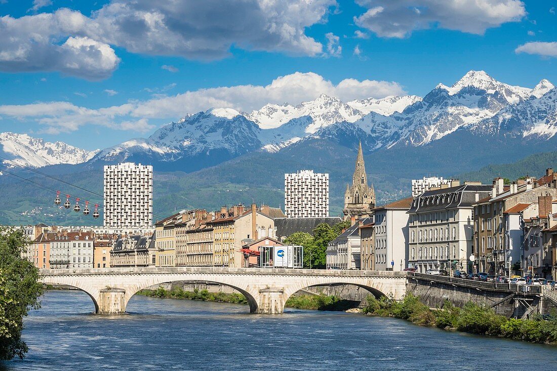 Frankreich, Isère, Grenoble, die Ufer des Flusses Isère, die Kirche Saint Andre aus dem 13. Jahrhundert und das Belledonne-Massiv im Hintergrund