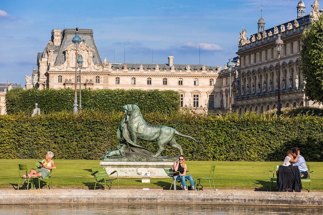 Frankreich, Paris, Weltkulturerbe der UNESCO, die Tuilerien-Gärten, 1914 unter Denkmalschutz gestellt, im Hintergrund das Louvre-Museum