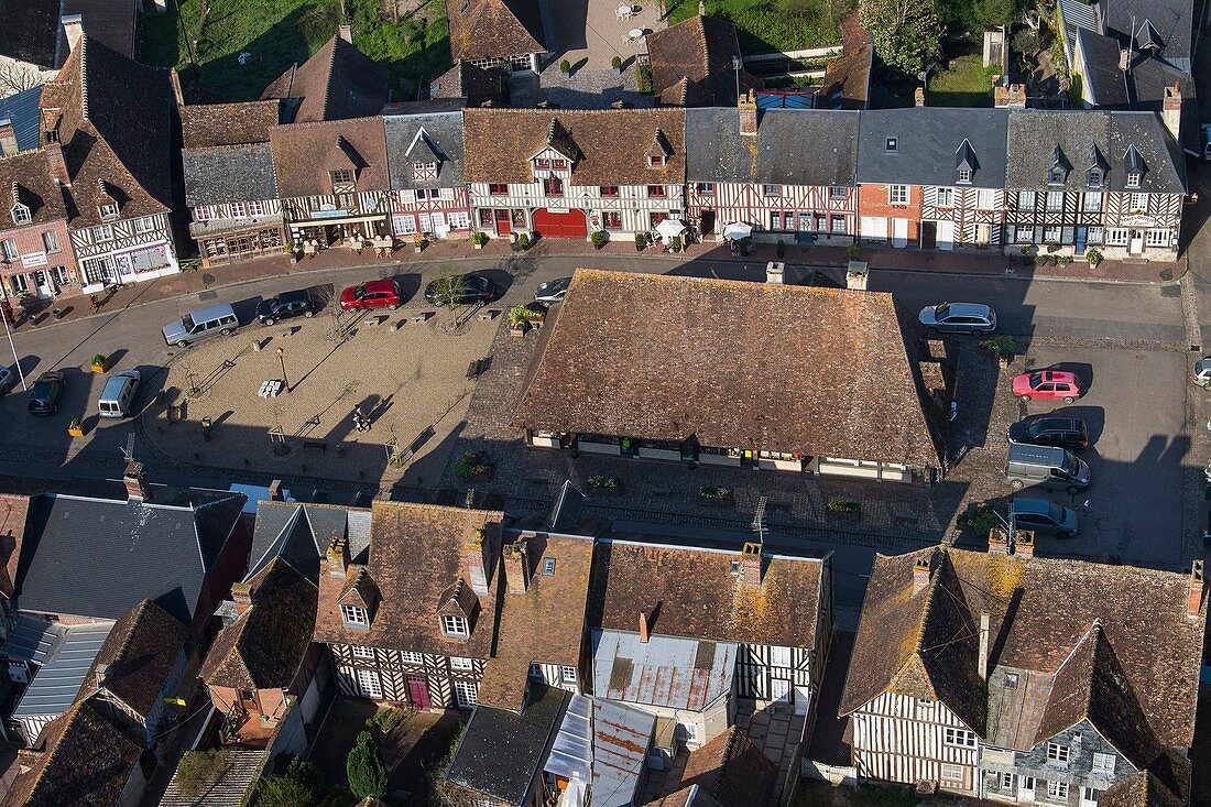 Frankreich, Calvados, Beuvron en Auge, bezeichnet die schönsten Dörfer Frankreichs (Luftbild)