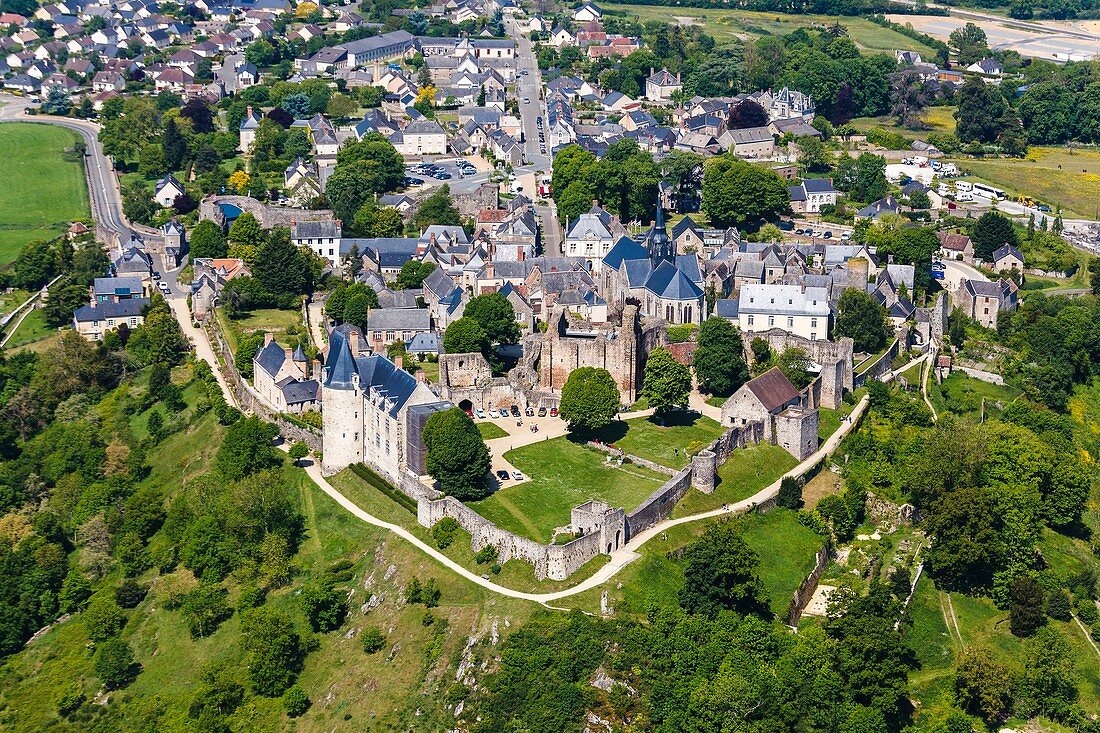 Frankreich, Mayenne, Sainte Suzanne, ausgezeichnet mit 'Les Plus Beaux Villages de France' (Die schönsten Dörfer Frankreichs), das Dorf und das Schloss (Luftbild)